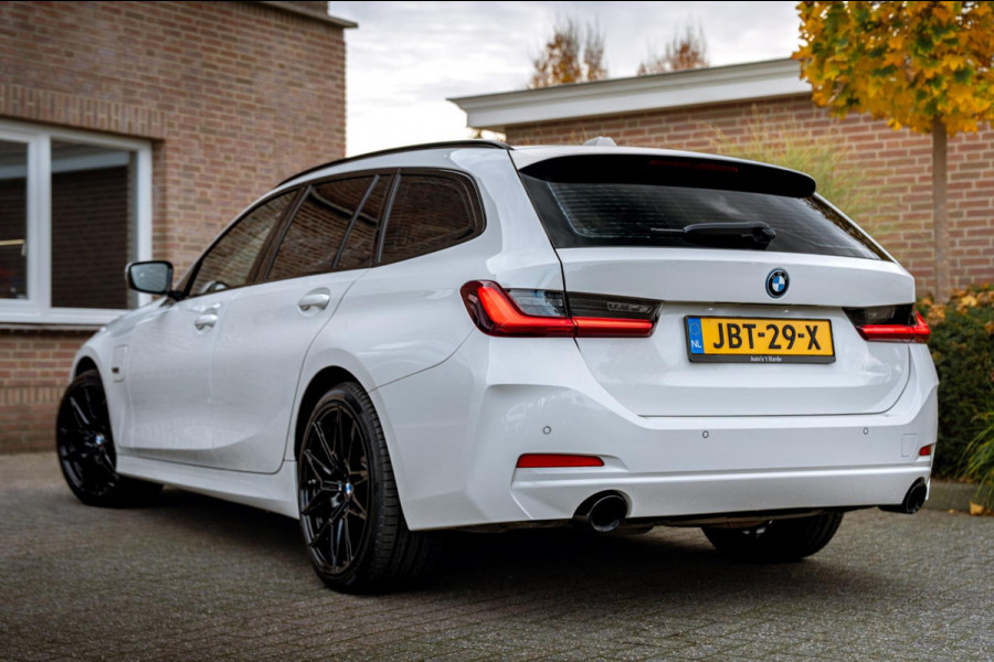 BMW 3 Serie Touring 320e MY 2023 204 PK 1e Eig Dealer o.h Carplay LED Head-Up 19'