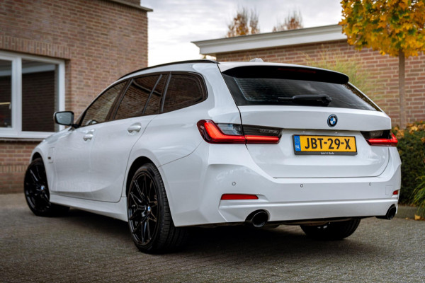 BMW 3 Serie Touring 320e MY 2023 204 PK 1e Eig Dealer o.h Carplay LED Head-Up 19'