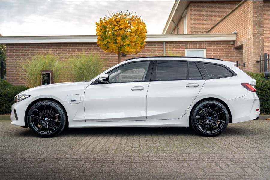 BMW 3 Serie Touring 320e MY 2023 204 PK 1e Eig Dealer o.h Carplay LED Head-Up 19'