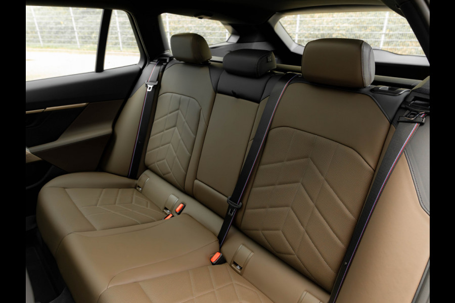 BMW 5 Serie Touring 550e xDrive M-Sport Pro - Pano - Onderstel Prof - Driving Ass Plus - Harman Kardon