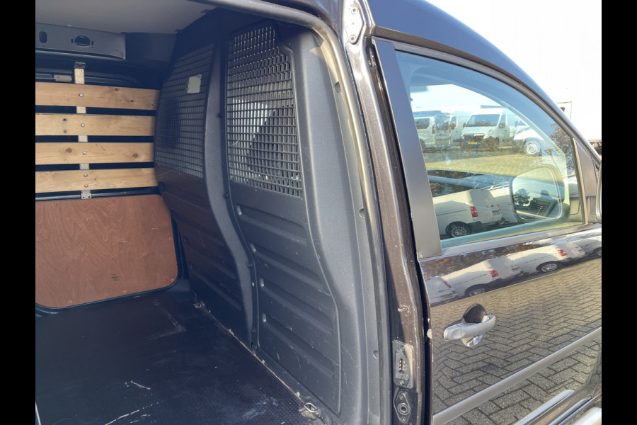 Volkswagen Caddy 2.0 TDI L1H1 BMT Economy Business / vaste prijs rijklaar € 9.950 ex btw / lease vanaf € 201 / airco / 17 Inch lichtmetalen velgen / sidebars / trekhaak / euro 6 !