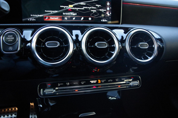 Mercedes-Benz A-Klasse 180 Automaat AMG-Line Business Solution, Panoramadak, LED, Camera, Carplay