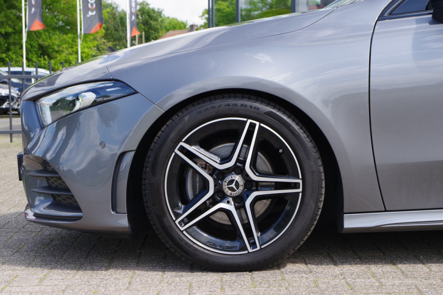 Mercedes-Benz A-Klasse 180 Automaat AMG-Line Business Solution, Panoramadak, LED, Camera, Carplay
