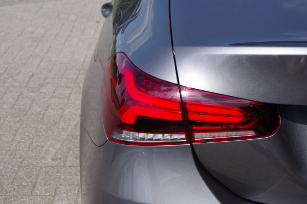 Mercedes-Benz A-Klasse 180 Automaat AMG-Line Business Solution, Panoramadak, LED, Camera, Carplay