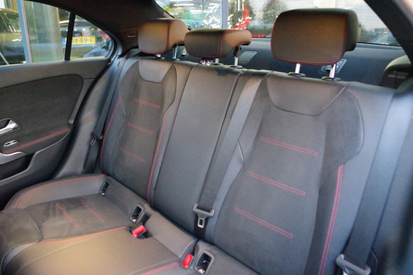 Mercedes-Benz A-Klasse 180 Automaat AMG-Line Business Solution, Panoramadak, LED, Camera, Carplay