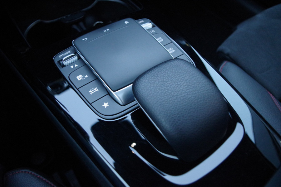 Mercedes-Benz A-Klasse 180 Automaat AMG-Line Business Solution, Panoramadak, LED, Camera, Carplay