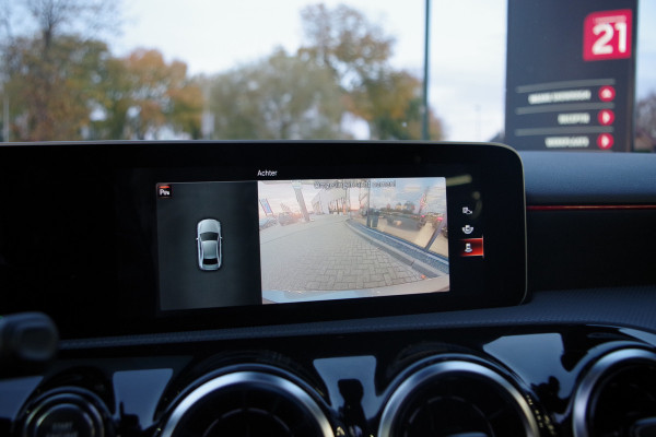 Mercedes-Benz A-Klasse 180 Automaat AMG-Line Business Solution, Panoramadak, LED, Camera, Carplay