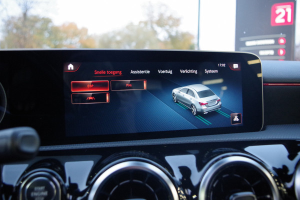 Mercedes-Benz A-Klasse 180 Automaat AMG-Line Business Solution, Panoramadak, LED, Camera, Carplay