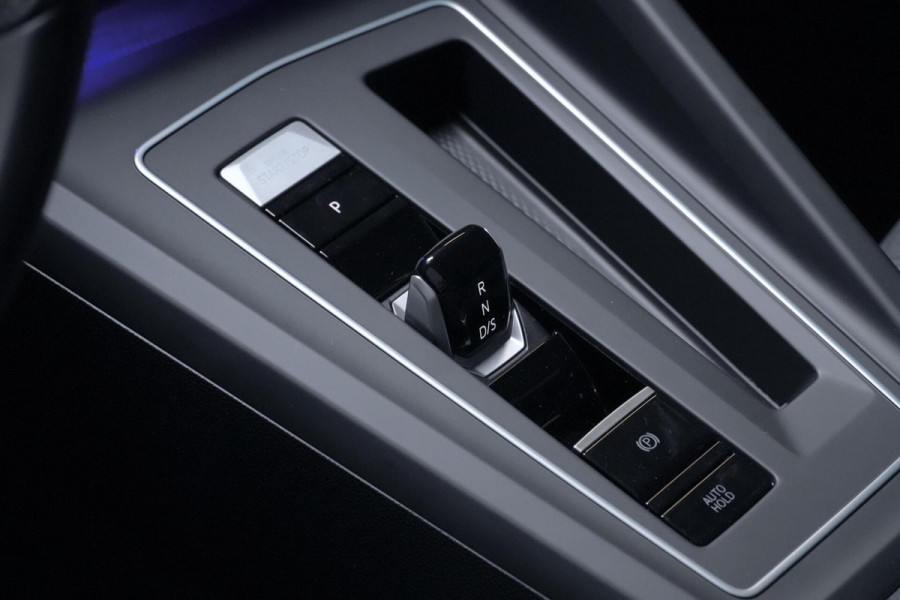 Volkswagen Golf 1.5 eTSI 3x R-Line Automaat 150 PK | Pano | CarPlay | Acc | Stoel + Stuurverwarming | Camera | IQ Light | Pdc | Sfeer |