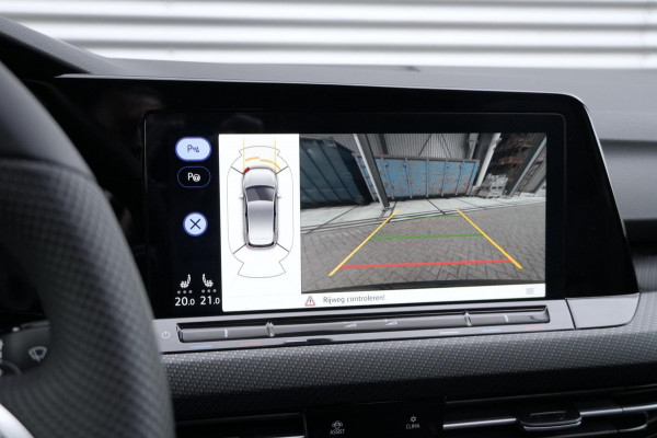 Volkswagen Golf 1.5 eTSI 3x R-Line Automaat 150 PK | Pano | CarPlay | Acc | Stoel + Stuurverwarming | Camera | IQ Light | Pdc | Sfeer |