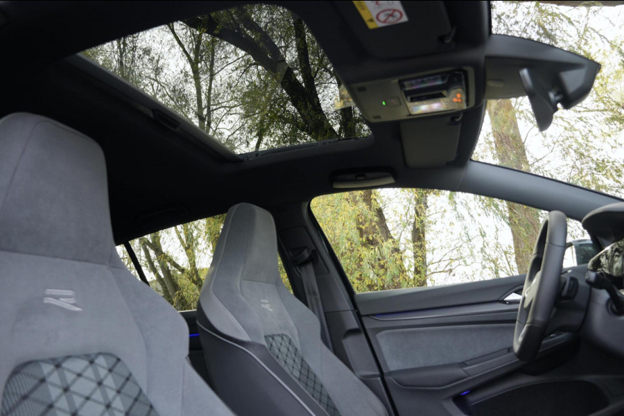 Volkswagen Golf 1.5 eTSI 3x R-Line Automaat 150 PK | Pano | CarPlay | Acc | Stoel + Stuurverwarming | Camera | IQ Light | Pdc | Sfeer |