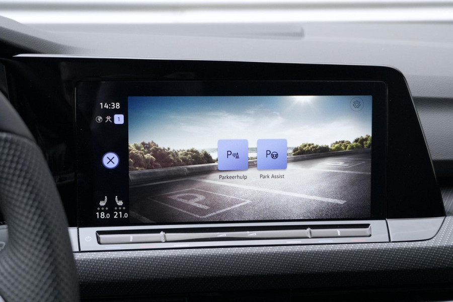 Volkswagen Golf 1.5 eTSI 3x R-Line Automaat 150 PK | Pano | CarPlay | Acc | Stoel + Stuurverwarming | Camera | IQ Light | Pdc | Sfeer |