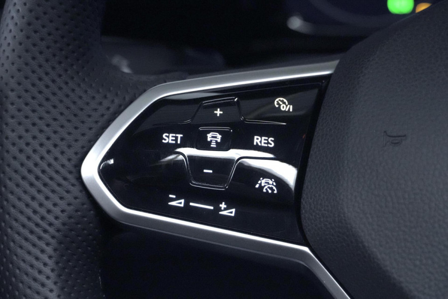 Volkswagen Golf 1.5 eTSI 3x R-Line Automaat 150 PK | Pano | CarPlay | Acc | Stoel + Stuurverwarming | Camera | IQ Light | Pdc | Sfeer |