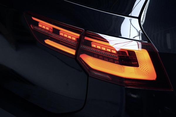 Volkswagen Golf 1.5 eTSI 3x R-Line Automaat 150 PK | Pano | CarPlay | Acc | Stoel + Stuurverwarming | Camera | IQ Light | Pdc | Sfeer |