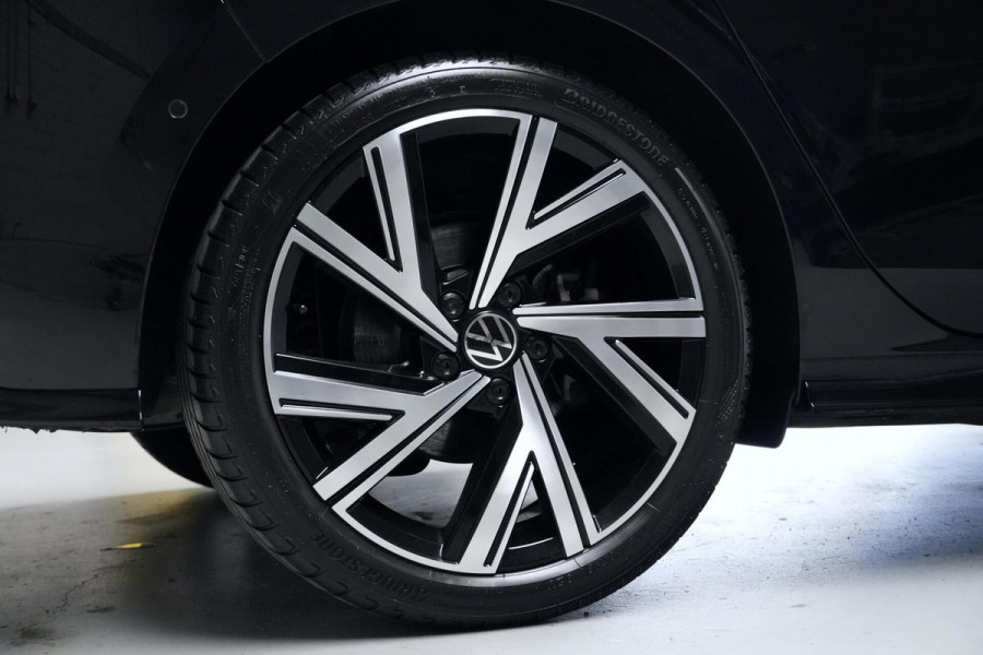 Volkswagen Golf 1.5 eTSI 3x R-Line Automaat 150 PK | Pano | CarPlay | Acc | Stoel + Stuurverwarming | Camera | IQ Light | Pdc | Sfeer |