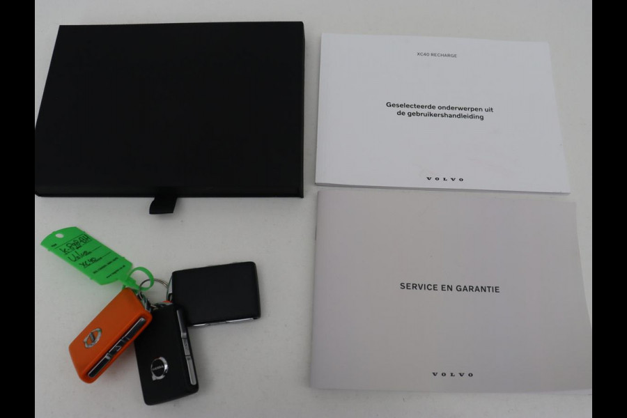 Volvo XC40 Recharge P8 AWD R Design | Trekhaak | Stoel & stuurverwarming | Camera | Carplay | Leder/Alcantara | Adaptive cruise | Keyless | Full LED | 19'' lichtmetalen velgen