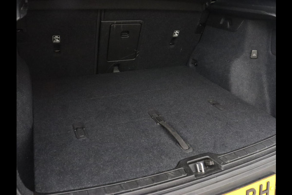 Volvo XC40 Recharge P8 AWD R Design | Trekhaak | Stoel & stuurverwarming | Camera | Carplay | Leder/Alcantara | Adaptive cruise | Keyless | Full LED | 19'' lichtmetalen velgen