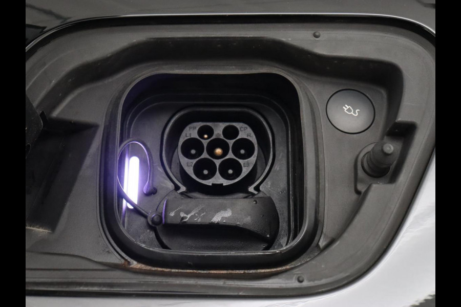 Volvo XC40 Recharge P8 AWD R Design | Trekhaak | Stoel & stuurverwarming | Camera | Carplay | Leder/Alcantara | Adaptive cruise | Keyless | Full LED | 19'' lichtmetalen velgen