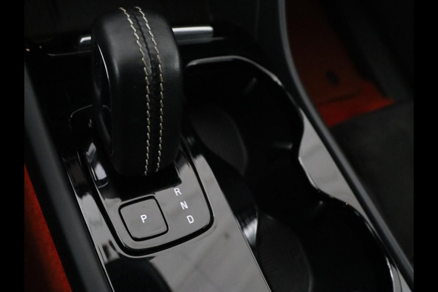 Volvo XC40 Recharge P8 AWD R Design | Trekhaak | Stoel & stuurverwarming | Camera | Carplay | Leder/Alcantara | Adaptive cruise | Keyless | Full LED | 19'' lichtmetalen velgen