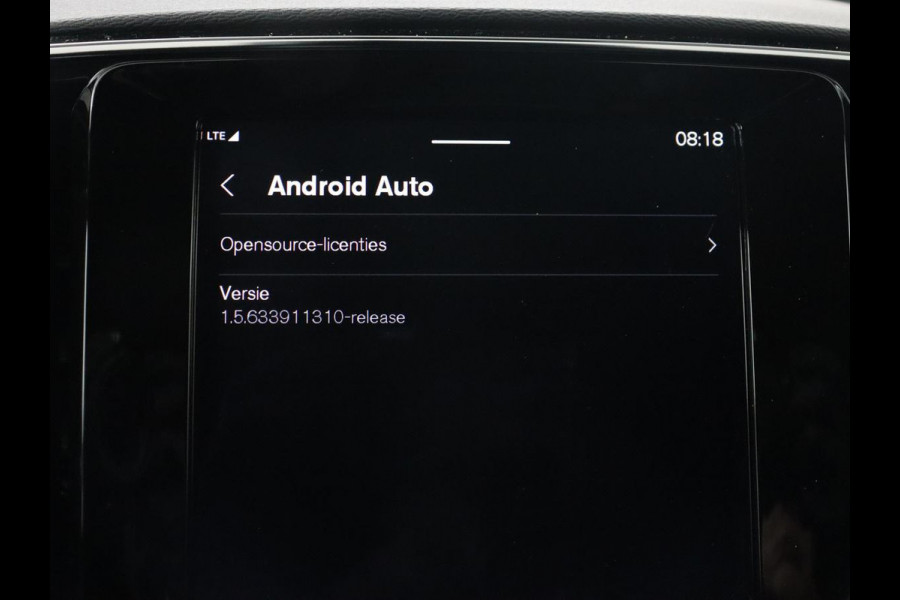 Volvo XC40 Recharge P8 AWD R Design | Trekhaak | Stoel & stuurverwarming | Camera | Carplay | Leder/Alcantara | Adaptive cruise | Keyless | Full LED | 19'' lichtmetalen velgen