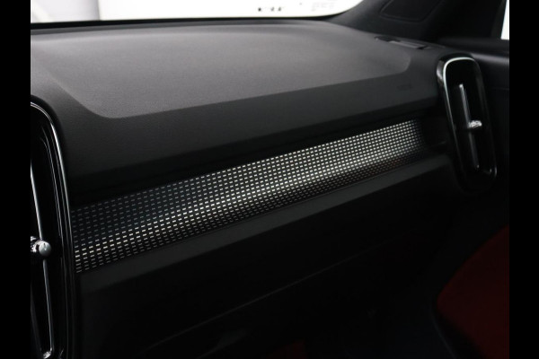 Volvo XC40 Recharge P8 AWD R Design | Trekhaak | Stoel & stuurverwarming | Camera | Carplay | Leder/Alcantara | Adaptive cruise | Keyless | Full LED | 19'' lichtmetalen velgen