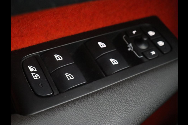 Volvo XC40 Recharge P8 AWD R Design | Trekhaak | Stoel & stuurverwarming | Camera | Carplay | Leder/Alcantara | Adaptive cruise | Keyless | Full LED | 19'' lichtmetalen velgen
