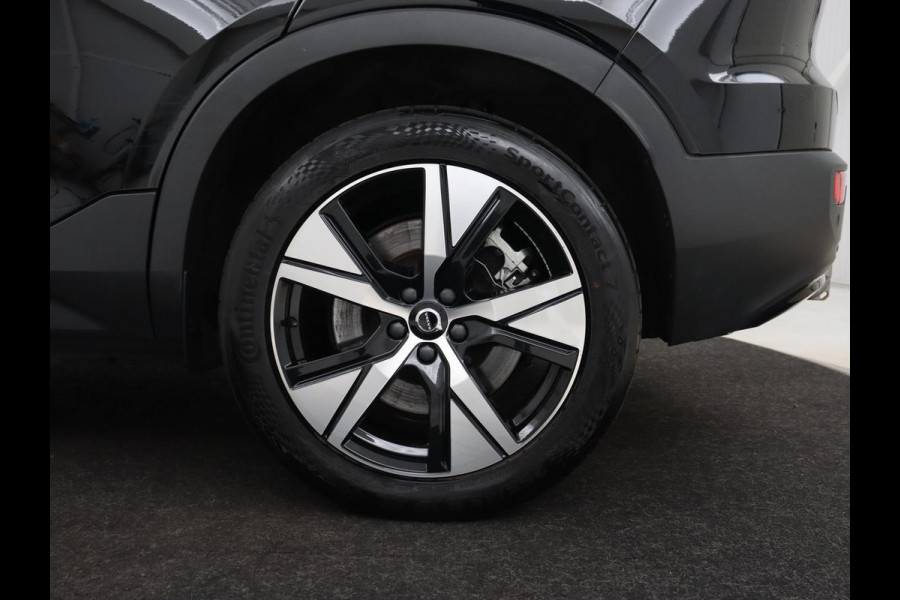 Volvo XC40 Recharge P8 AWD R Design | Trekhaak | Stoel & stuurverwarming | Camera | Carplay | Leder/Alcantara | Adaptive cruise | Keyless | Full LED | 19'' lichtmetalen velgen
