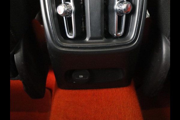 Volvo XC40 Recharge P8 AWD R Design | Trekhaak | Stoel & stuurverwarming | Camera | Carplay | Leder/Alcantara | Adaptive cruise | Keyless | Full LED | 19'' lichtmetalen velgen