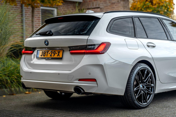 BMW 3 Serie Touring 320e MY 2023 204 PK 1e Eig Dealer o.h Carplay LED Head-Up 19'