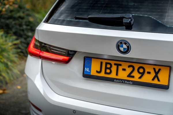 BMW 3 Serie Touring 320e MY 2023 204 PK 1e Eig Dealer o.h Carplay LED Head-Up 19'
