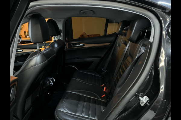 Alfa Romeo Stelvio 2.0 T AWD Super Garantie 280 PK Memory StuurVW StoelVW Elek Achterklep Leder PDC Led Cruise Clima Navi Rijklaar