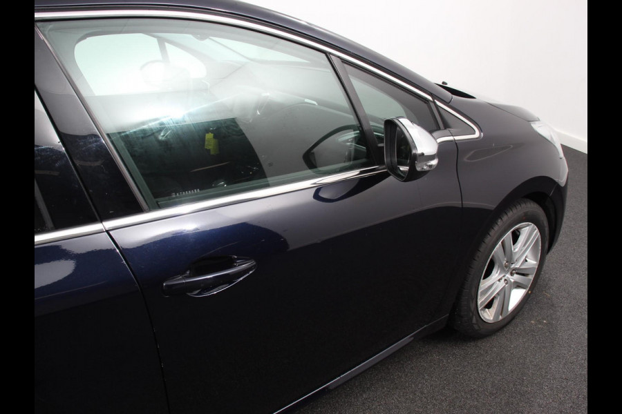 Peugeot 208 1.2 PureTech 110pk Automaat Allure | Cruise control | Parkeersensoren achter | LED | Navigatie | Climate Control | Extra Getint glas | Lichtmetalen Velgen