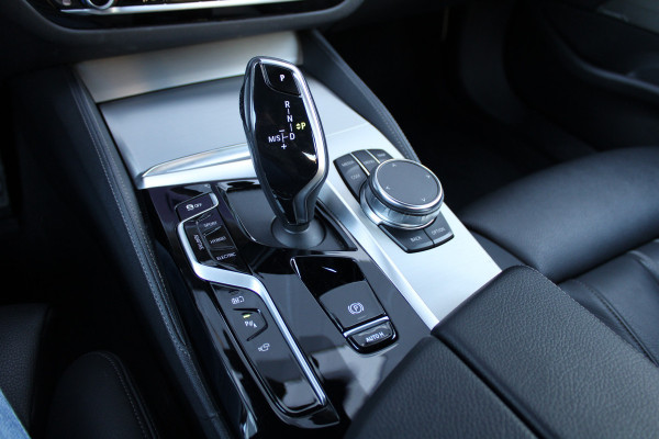 BMW 5 Serie 530e Business Edition Plus | M-SPORT | BTW | PANO | H/K | HUD | 360 | KEYLESS | STUURVERW | ADAPTIEF ONDERSTEL |