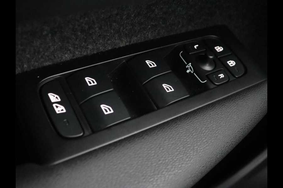 Volvo XC40 Recharge Core | Stoel & stuurverwarming | 20'' | Camera | Carplay | Navigatie | Getint glas | Full LED | DAB | Parkeerhulp | Inscription metallic lak