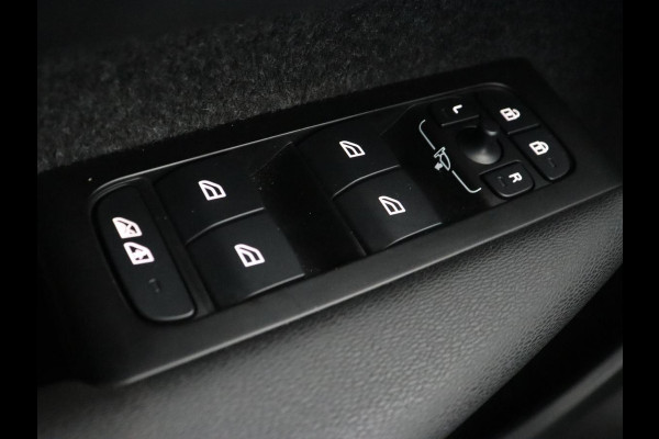 Volvo XC40 Recharge Core | Stoel & stuurverwarming | 20'' | Camera | Carplay | Navigatie | Getint glas | Full LED | DAB | Parkeerhulp | Inscription metallic lak