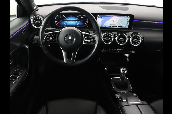 Mercedes-Benz A-Klasse 200 Urban | Panoramadak | Carplay | Stoelverwarming | Burmester Surround | Half leder | Sfeerverlichting | Camera | Navigatie | Full LED | Park Assist | Widescreen
