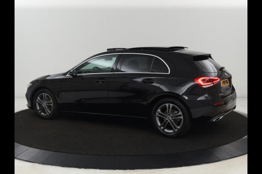 Mercedes-Benz A-Klasse 200 Urban | Panoramadak | Carplay | Stoelverwarming | Burmester Surround | Half leder | Sfeerverlichting | Camera | Navigatie | Full LED | Park Assist | Widescreen