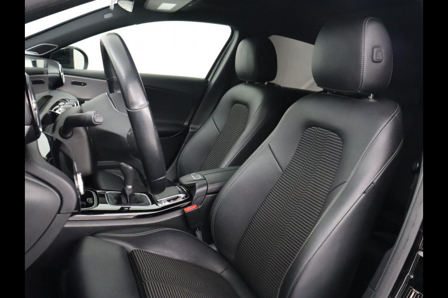 Mercedes-Benz A-Klasse 200 Urban | Panoramadak | Carplay | Stoelverwarming | Burmester Surround | Half leder | Sfeerverlichting | Camera | Navigatie | Full LED | Park Assist | Widescreen