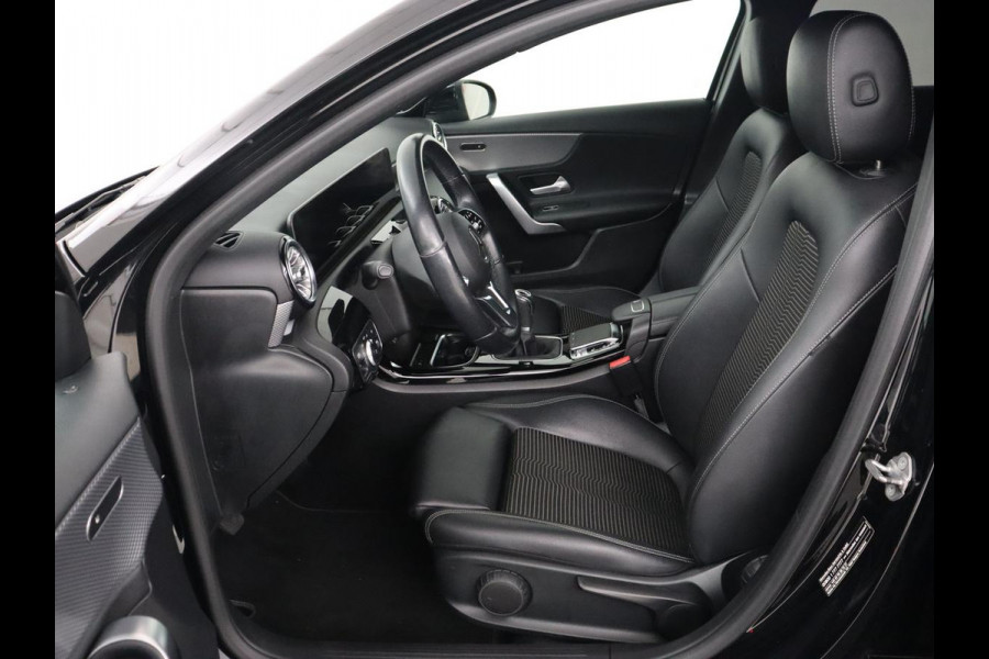 Mercedes-Benz A-Klasse 200 Urban | Panoramadak | Carplay | Stoelverwarming | Burmester Surround | Half leder | Sfeerverlichting | Camera | Navigatie | Full LED | Park Assist | Widescreen