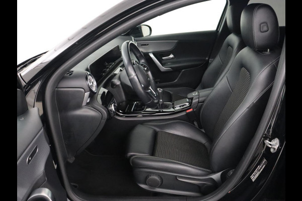 Mercedes-Benz A-Klasse 200 Urban | Panoramadak | Carplay | Stoelverwarming | Burmester Surround | Half leder | Sfeerverlichting | Camera | Navigatie | Full LED | Park Assist | Widescreen