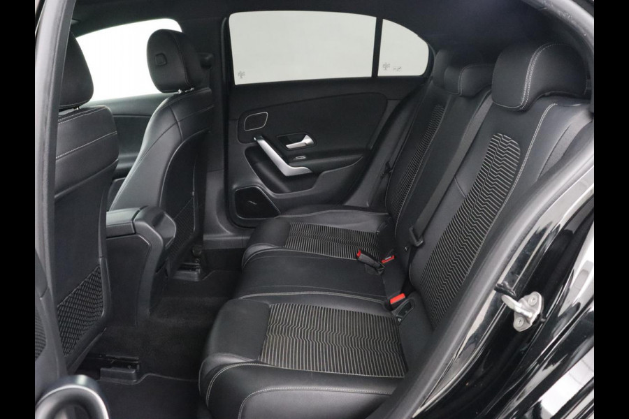 Mercedes-Benz A-Klasse 200 Urban | Panoramadak | Carplay | Stoelverwarming | Burmester Surround | Half leder | Sfeerverlichting | Camera | Navigatie | Full LED | Park Assist | Widescreen