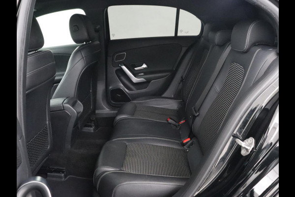 Mercedes-Benz A-Klasse 200 Urban | Panoramadak | Carplay | Stoelverwarming | Burmester Surround | Half leder | Sfeerverlichting | Camera | Navigatie | Full LED | Park Assist | Widescreen