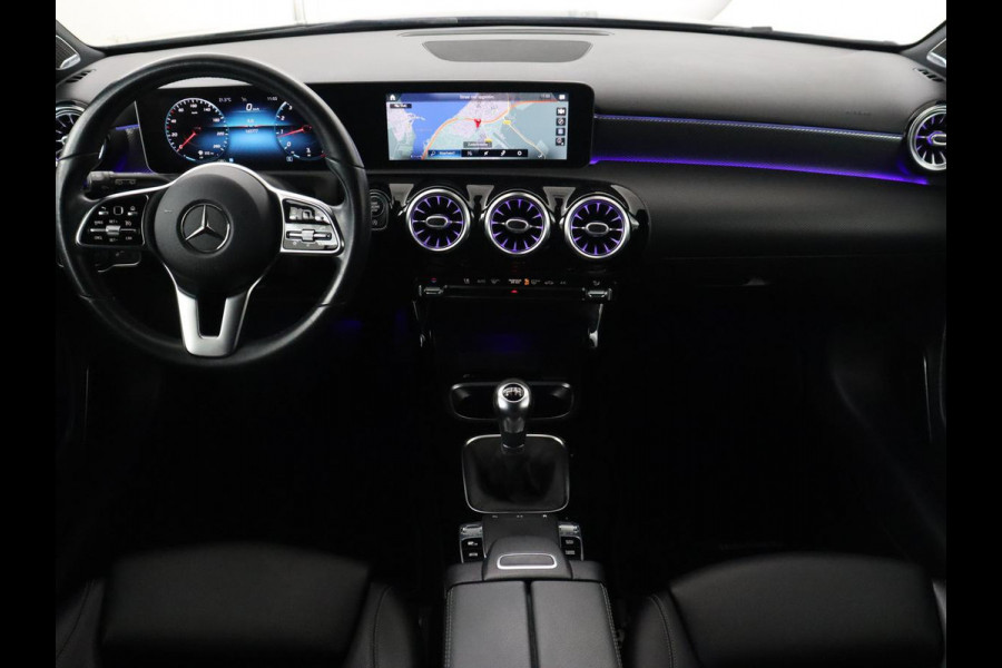 Mercedes-Benz A-Klasse 200 Urban | Panoramadak | Carplay | Stoelverwarming | Burmester Surround | Half leder | Sfeerverlichting | Camera | Navigatie | Full LED | Park Assist | Widescreen