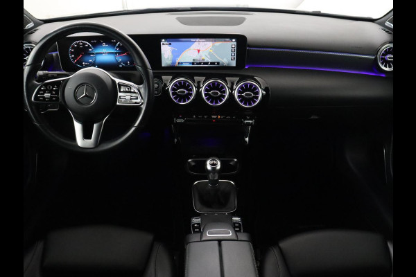 Mercedes-Benz A-Klasse 200 Urban | Panoramadak | Carplay | Stoelverwarming | Burmester Surround | Half leder | Sfeerverlichting | Camera | Navigatie | Full LED | Park Assist | Widescreen