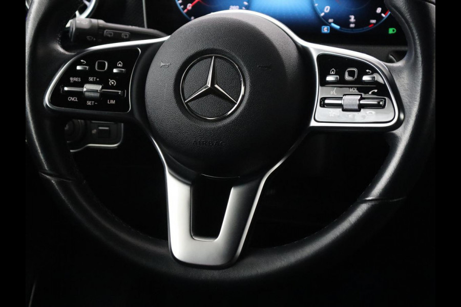 Mercedes-Benz A-Klasse 200 Urban | Panoramadak | Carplay | Stoelverwarming | Burmester Surround | Half leder | Sfeerverlichting | Camera | Navigatie | Full LED | Park Assist | Widescreen