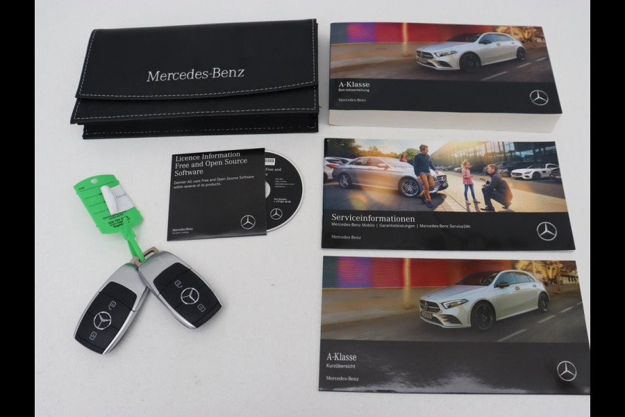 Mercedes-Benz A-Klasse 200 Urban | Panoramadak | Carplay | Stoelverwarming | Burmester Surround | Half leder | Sfeerverlichting | Camera | Navigatie | Full LED | Park Assist | Widescreen