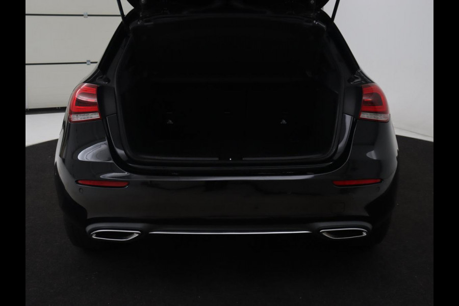 Mercedes-Benz A-Klasse 200 Urban | Panoramadak | Carplay | Stoelverwarming | Burmester Surround | Half leder | Sfeerverlichting | Camera | Navigatie | Full LED | Park Assist | Widescreen