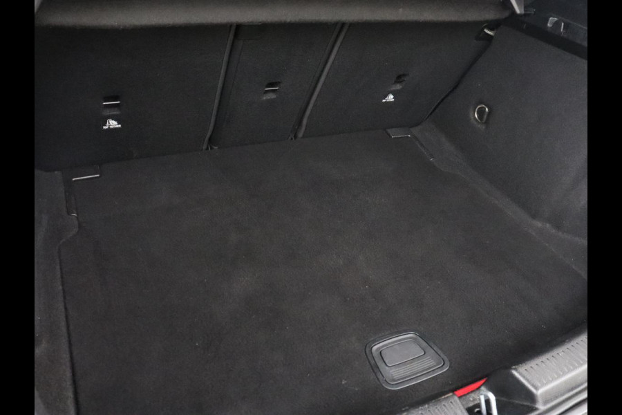 Mercedes-Benz A-Klasse 200 Urban | Panoramadak | Carplay | Stoelverwarming | Burmester Surround | Half leder | Sfeerverlichting | Camera | Navigatie | Full LED | Park Assist | Widescreen