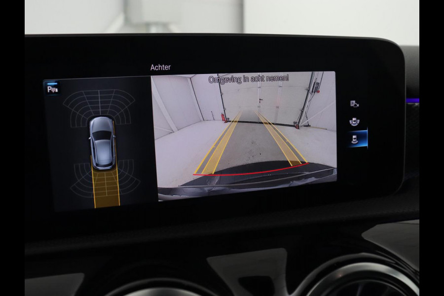 Mercedes-Benz A-Klasse 200 Urban | Panoramadak | Carplay | Stoelverwarming | Burmester Surround | Half leder | Sfeerverlichting | Camera | Navigatie | Full LED | Park Assist | Widescreen