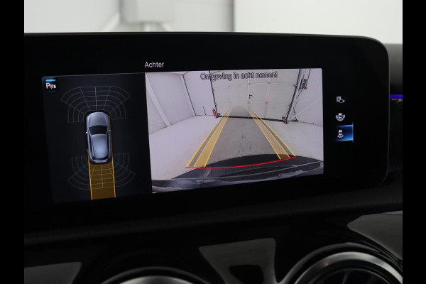 Mercedes-Benz A-Klasse 200 Urban | Panoramadak | Carplay | Stoelverwarming | Burmester Surround | Half leder | Sfeerverlichting | Camera | Navigatie | Full LED | Park Assist | Widescreen